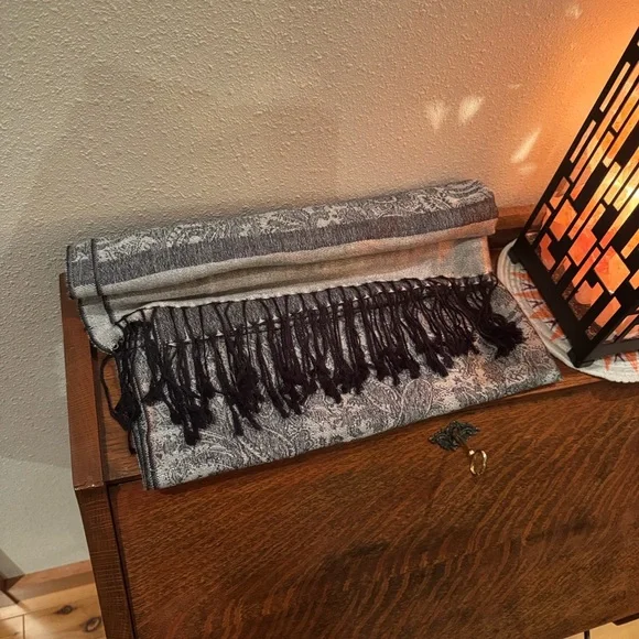 Last price drop!! Paisley 70% Pashmina Silk 30% Silk Blend Scarf/Wrap blk&white - Picture 5 of 5